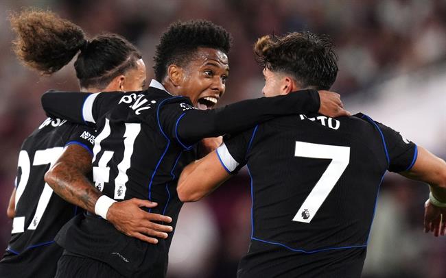 Chelsea "lột xác" nhờ hàng công biến ảo