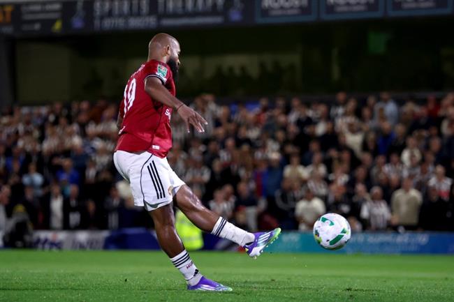 Bruno Fernandes bảo vệ Bryan Mbeumo 