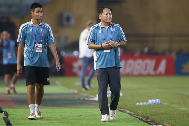 HLV Nhật Bản lo ngại tương lai sau trận thua CLB CAHN