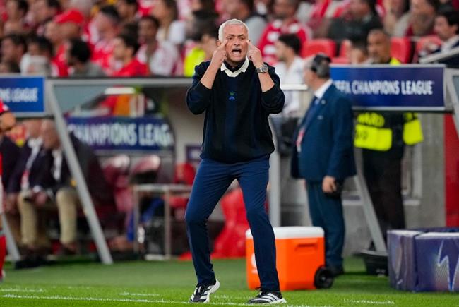 Jose Mourinho vua bi Fenerbahce cham dut hop dong.
