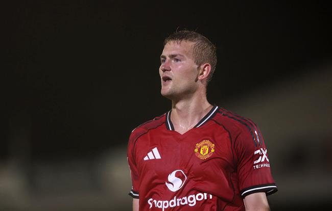 Matthijs de Ligt tiết lộ phản ứng của cầu thủ MU sau trận thua Grimsby