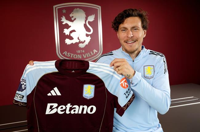 Jadon Sancho tái ngộ Victor Lindelof tại Aston Villa 2