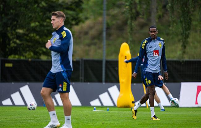 Viktor Gyokeres chúc mừng Alexander Isak 1 Viktor Gyokeres chúc mừng Alexander Isak 1