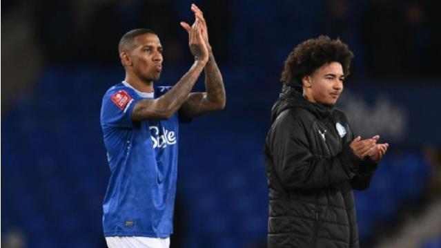 Hai bố con Ashley Young cùng khoác áo đội bóng tại Championship