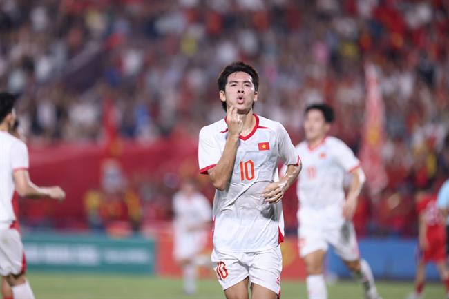 Video: Cầu thủ trẻ xuất sắc nhất V.League 2024/2025 ghi bàn cho U23 Việt Nam