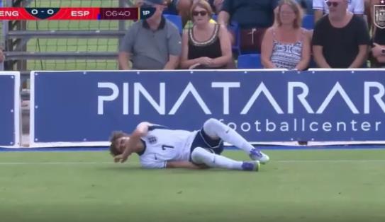 Max Dowman lien tuc nam san trong tran dau voi U19 Tay Ban Nha.