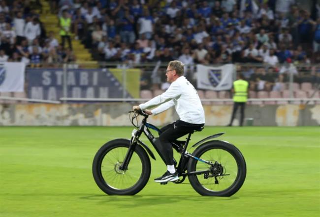 Ralf Rangnick gây chú ý khi cưỡi xe đạp điện băng qua sân