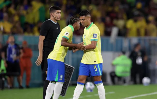 Casemiro nhận đặc cách, hội quân sớm cùng MU trước thềm derby