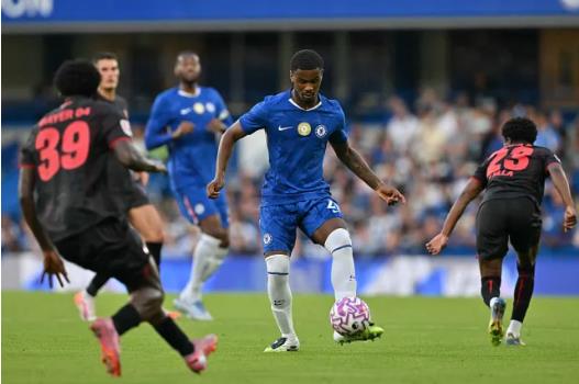William Gallas chỉ ra điểm yếu của Jorrel Hato. William Gallas chi ra diem yeu cua Jorrel Hato.
