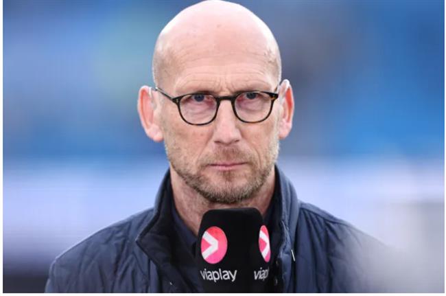 Jaap Stam chỉ ra hậu vệ xuất sắc nhất thế giới hiện tại. Jaap Stam chi ra hau ve xuat sac nhat the gioi hien tai.