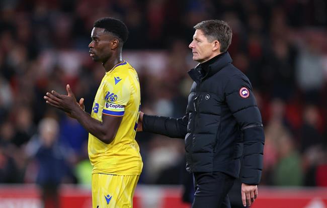 HLV Crystal Palace phủ nhận dọa từ chức để giữ chân Marc Guehi 1 HLV Crystal Palace phủ nhận dọa từ chức để giữ chân Marc Guehi 1