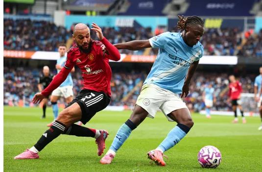 Jeremy Doku đã mang đến cho Noussair Mazraoui một khoảng thời gian khó khăn. Jeremy Doku da mang den cho Noussair Mazraoui mot khoang thoi gian kho khan.