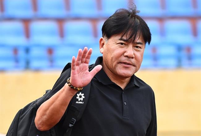 CLB Hà Nội chia tay HLV Teguramori: Lối thoát cho khủng hoảng