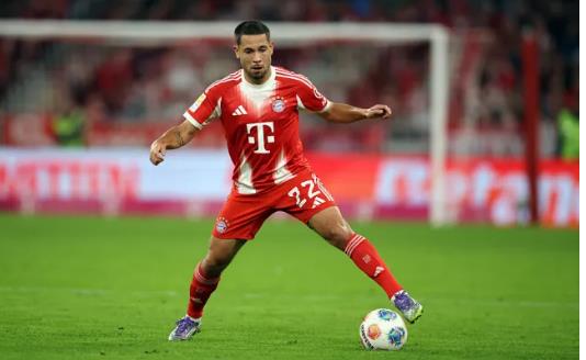 Raphael Guerreiro vang mat trong tran dau voi Chelsea.