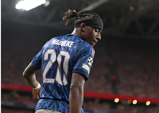 Noni Madueke dang choi tot trong mau ao Arsenal.
