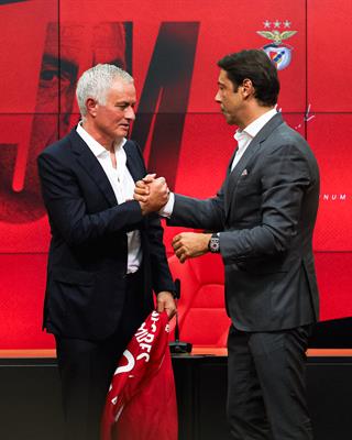 Vừa tới Benfica, Jose Mourinho đã phải nhận cảnh báo 1 Vừa tới Benfica, Jose Mourinho đã phải nhận cảnh báo 1