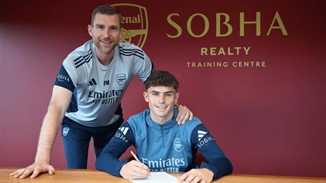 Archie Stevens ký hợp đồng với Arsenal. Archie Stevens ky hop dong voi Arsenal.