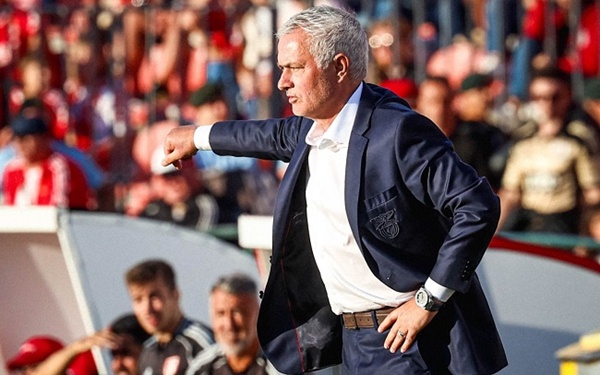 Jose Mourinho ra mắt Benfica bằng chiến thắng thuyết phục. Jose Mourinho ra mat Benfica bang chien thang thuyet phuc.