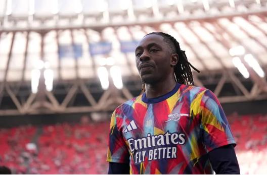 Eberechi Eze ngồi dự bị trước Man City. Eberechi Eze ngoi du bi truoc Man City.