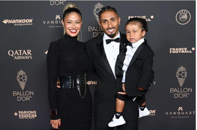 Neymar tức giận khi Raphinha đứng sau Salah ở cuộc đua giành Quả bóng Vàng 2025. Neymar tuc gian khi Raphinha dung sau Salah o cuoc dua gianh Qua bong Vang 2025.