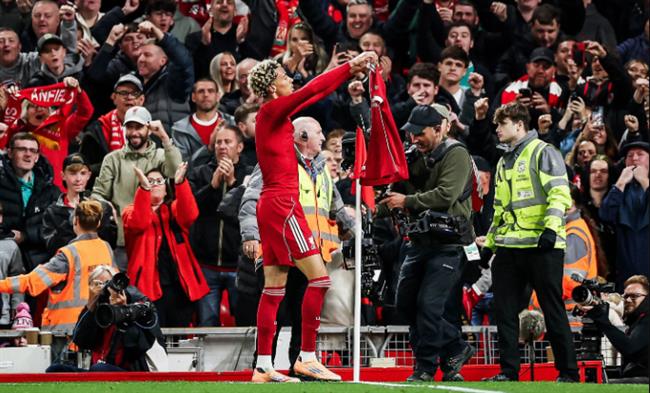 Chiesa nhắc nhở Ekitike sau tấm thẻ đỏ tai hại 1