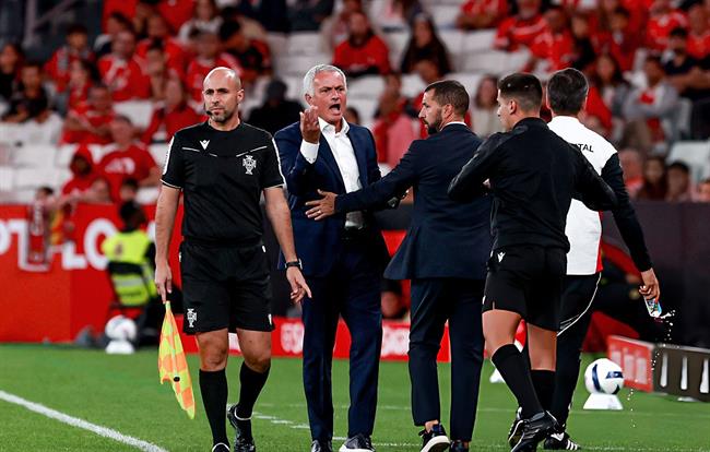 Jose Mourinho lại chê trọng tài ở ngay trận thứ hai cùng Benfica 1