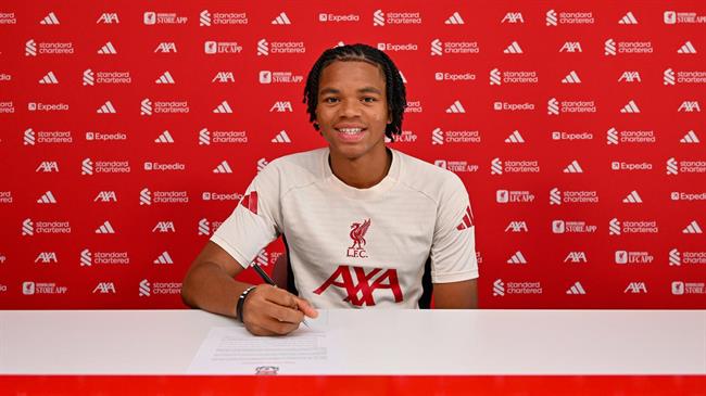 Tài năng trẻ Rio Ngumoha ký hợp đồng mới với Liverpool