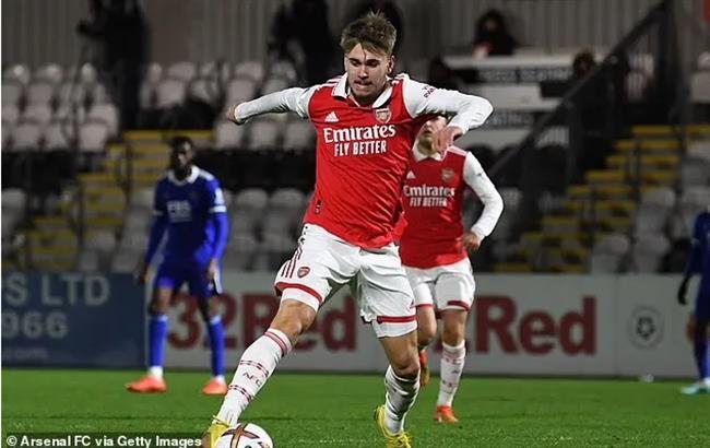 HLV Mikel Arteta len tieng ve tham kich cua Billy Vigar.