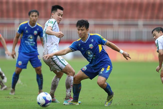 CLB của Công Phượng thắng chật vật đội sinh viên