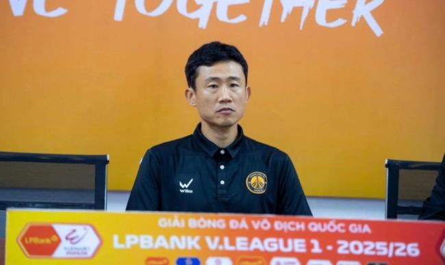 HLV Choi Won-kwon lý giải về trận thua ngược trước Hà Nội FC