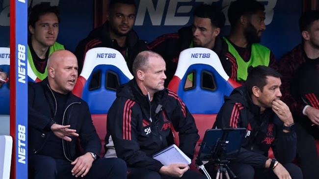 HLV Arne Slot len tieng sau that bai truoc Crystal Palace.