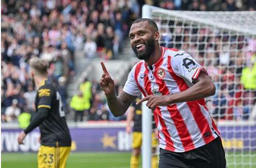 Igor Thiago lap cu dup giup Brentford dan truoc MU 2-0 sau 20 phut. 