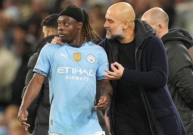 Jeremy Doku nhận lời khen có cánh từ Pep sau trận thắng Burnley