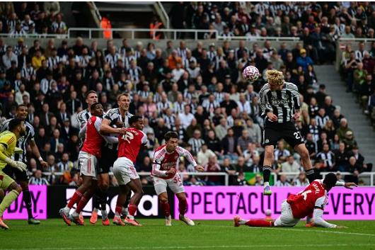 Gabriel bi chi trich o ban thua cua Arsenal truoc Newcastle.