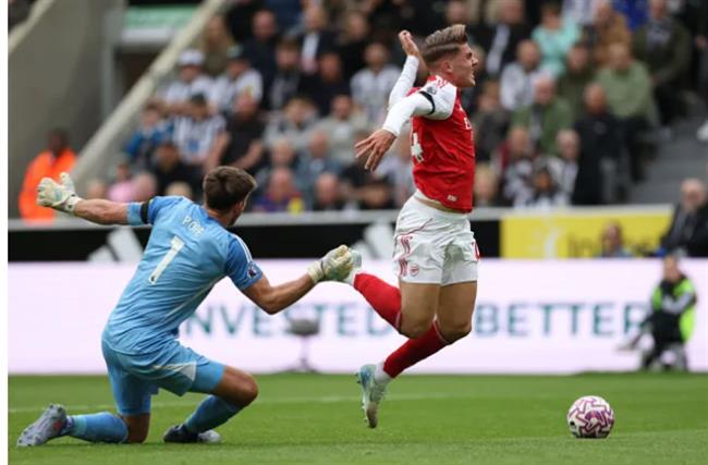 Trong tai Keith Hackett noi ve tinh huong Arsenal khong duoc huong 11m