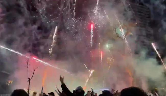 NHM Galatasaray đốt pháo hoa bên ngoài khách sạn của Liverpool