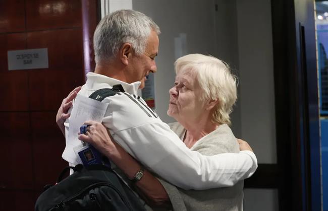 Jose Mourinho om ba Thresa Conneely khi tro lai san Stamford Bridge.