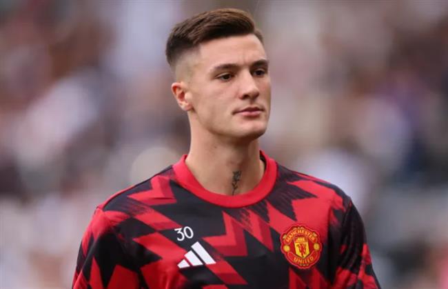 Paul Merson so sanh Jean-Philippe Mateta voi Benjamin Sesko.