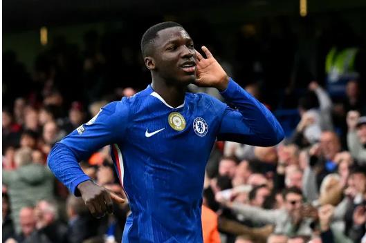 Gary Neville dua Moises Caicedo len may sau man trinh dien hoan hao truoc Liverpool.