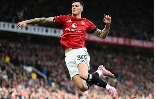 Wayne Rooney len tieng khen ngoi Benjamin Sesko.