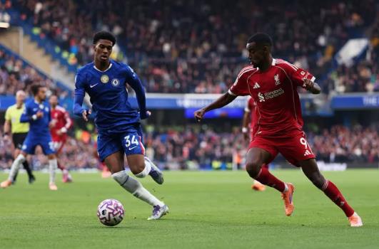 Josh Acheampong đá chính trong chiến thắng trước Liverpool. Josh Acheampong da chinh trong chien thang truoc Liverpool.