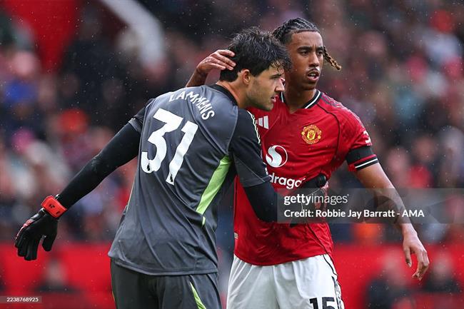 Alan Shearer khen ngoi Senne Lammens va Leny Yoro.