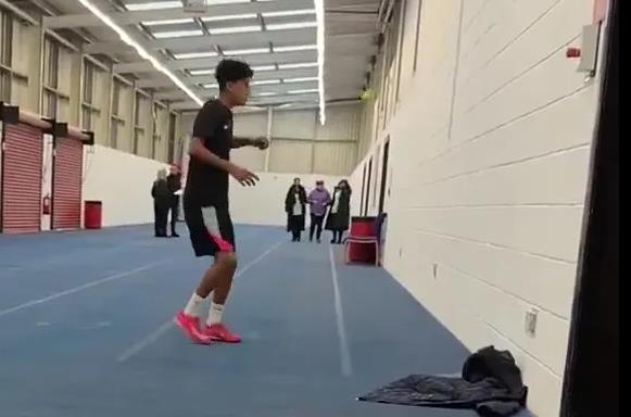 Thần đồng 15 tuổi khiến NHM MU kinh ngạc 1