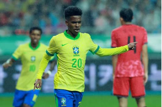 Casemiro chia se ve Estevao sau tran thang Han Quoc.