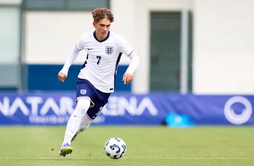 Max Dowman hiện đang thi đấu cho đội U19 Anh. Max Dowman hien dang thi dau cho doi U19 Anh.