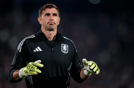 MU bi chi trich vi bo qua Emiliano Martinez o He 2025.