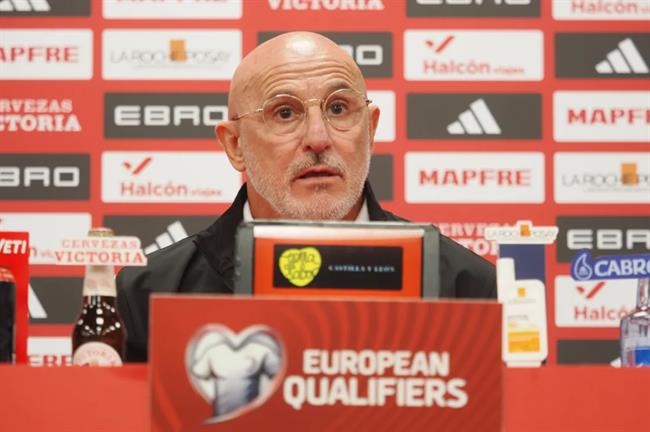 HLV Luis de la Fuente không lo ngại khi Dani Olmo và Ferran Torres rời đội tuyển