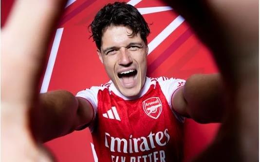 Christian Norgaard gửi tin nhắn cho HLV Mikel Arteta