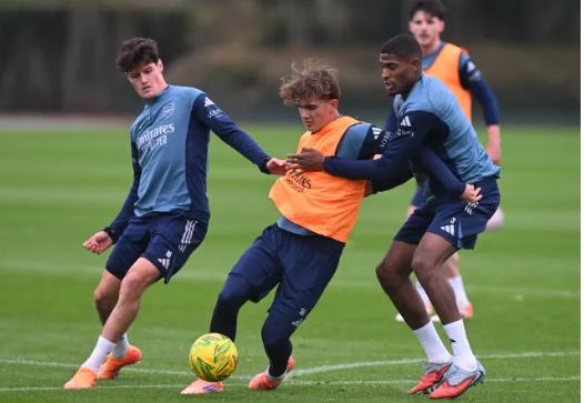 Cristhian Mosquera so sánh Max Dowman với Lamine Yamal