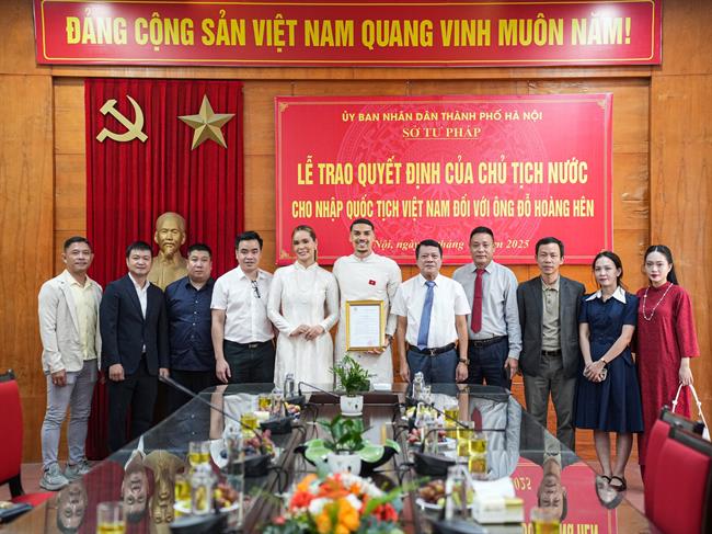 Đỗ Hoàng Hên diện áo dài trong ngày nhận quốc tịch Việt Nam